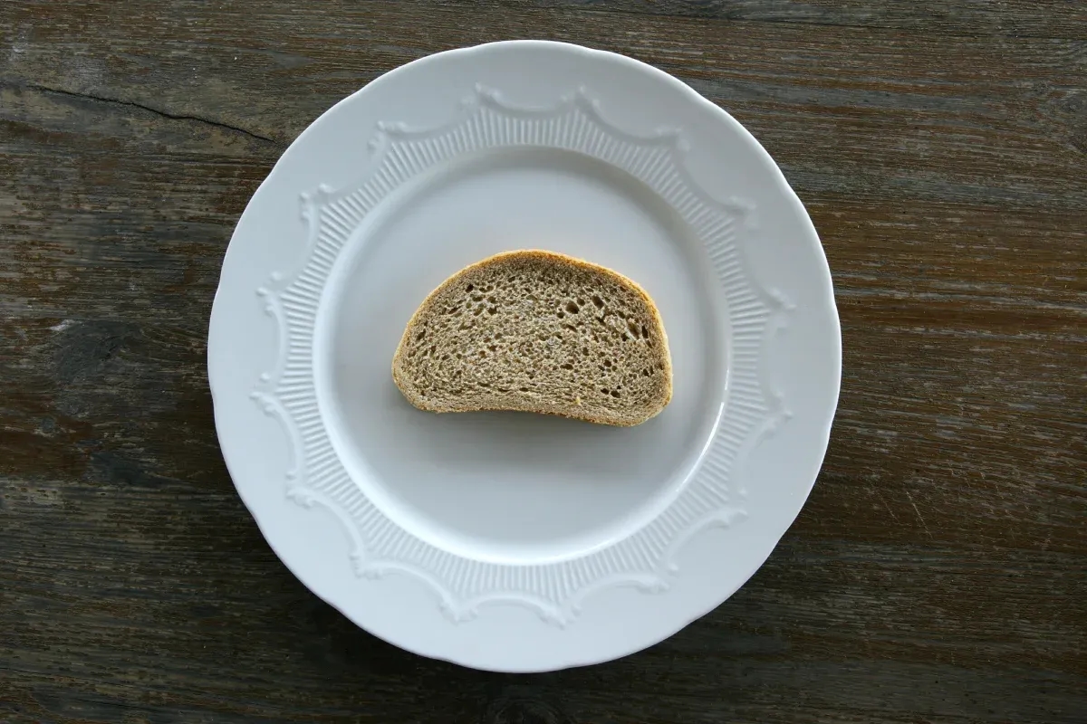 Ile kalorii ma kromka chleba razowego? Zaskakujące fakty o kaloriach