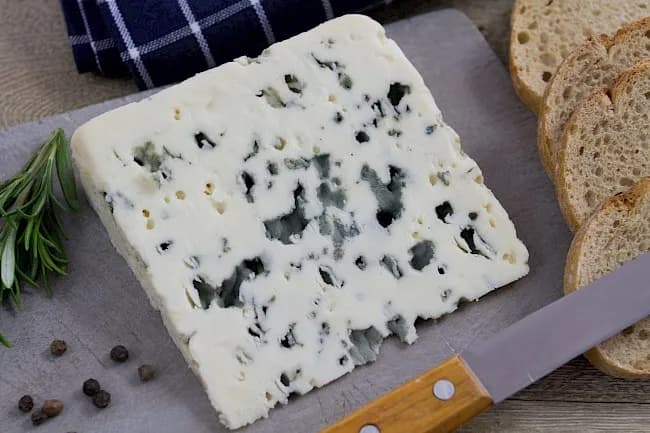 Ile kalorii ma ser pleśniowy i jak wpływa na dietę? Sprawdź wartości odżywcze