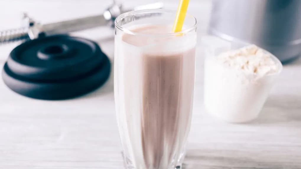 Ile kalorii ma shake proteinowy? Sprawdź, jak wpływa na twoją dietę i wybierz najlepszy!