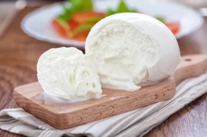 Czy mozzarella jest dietetyczna? Wartości odżywcze, kalorie i wpływ na dietę