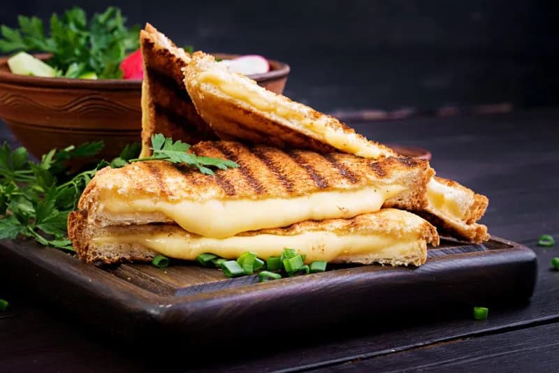 Ile kalorii ma tost z serem? Sprawdź, czy to zdrowa przekąska!
